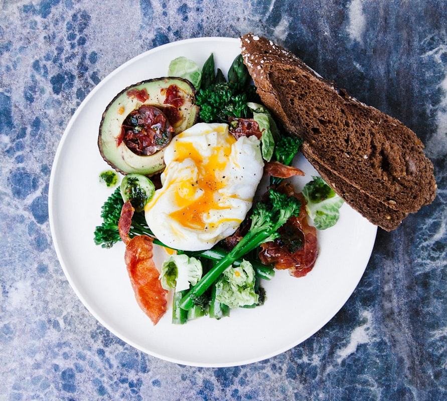 Préparation de repas sains avec légumes frais et herbes aromatiques